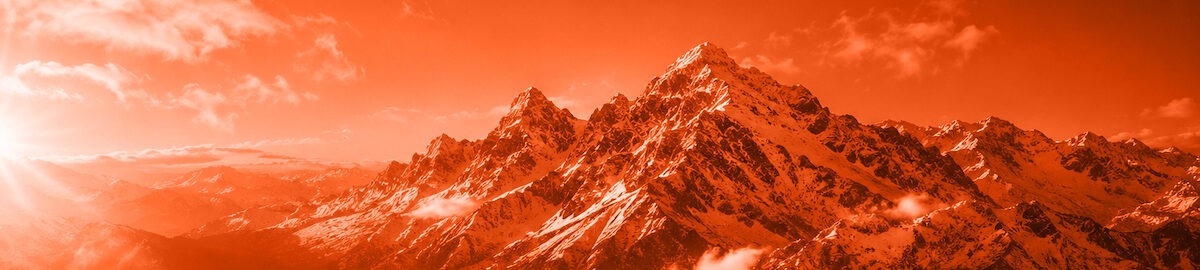 Goldenes Licht über verschneiten Alpen_
